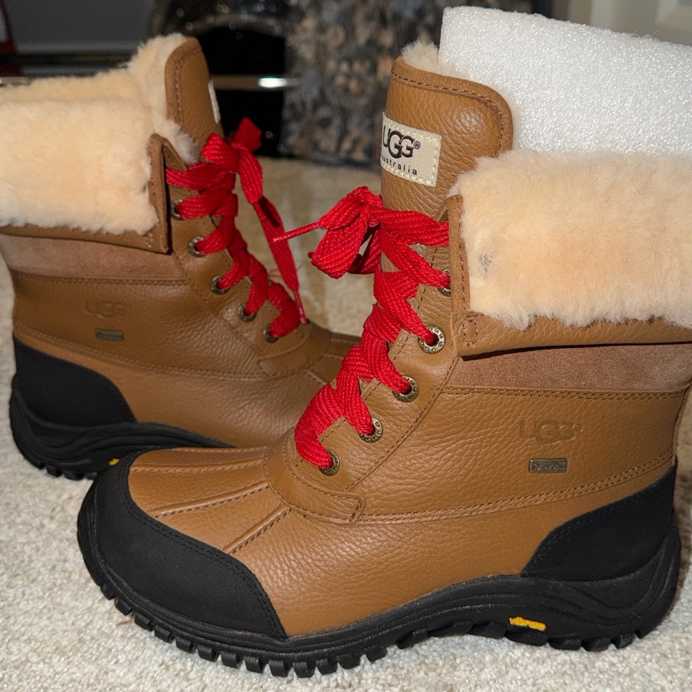 UGG Adirondack II Lace Up Boots. Never Worn. Size 8 - Picture 7 of 8